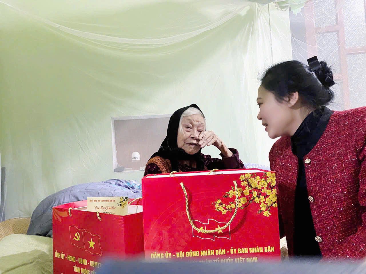 BÍ THƯ ĐẢNG ỦY PHẠM THỊ NHƯ PHONG THĂM, TẶNG QUÀ ĐẢNG VIÊN 75 NĂM TUỔI ĐẢNG