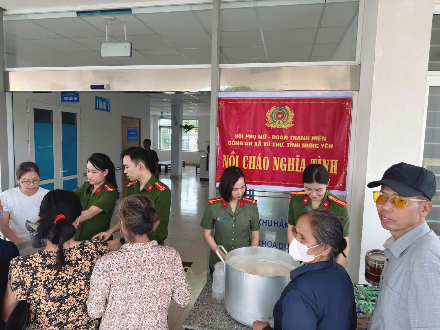 “Nồi cháo nghĩa tình” – Lan tỏa yêu thương của Chi đoàn Thanh niên và Chi hội Phụ nữ Công an xã Vũ Thư tại Bệnh viện Đa khoa Vũ Thư