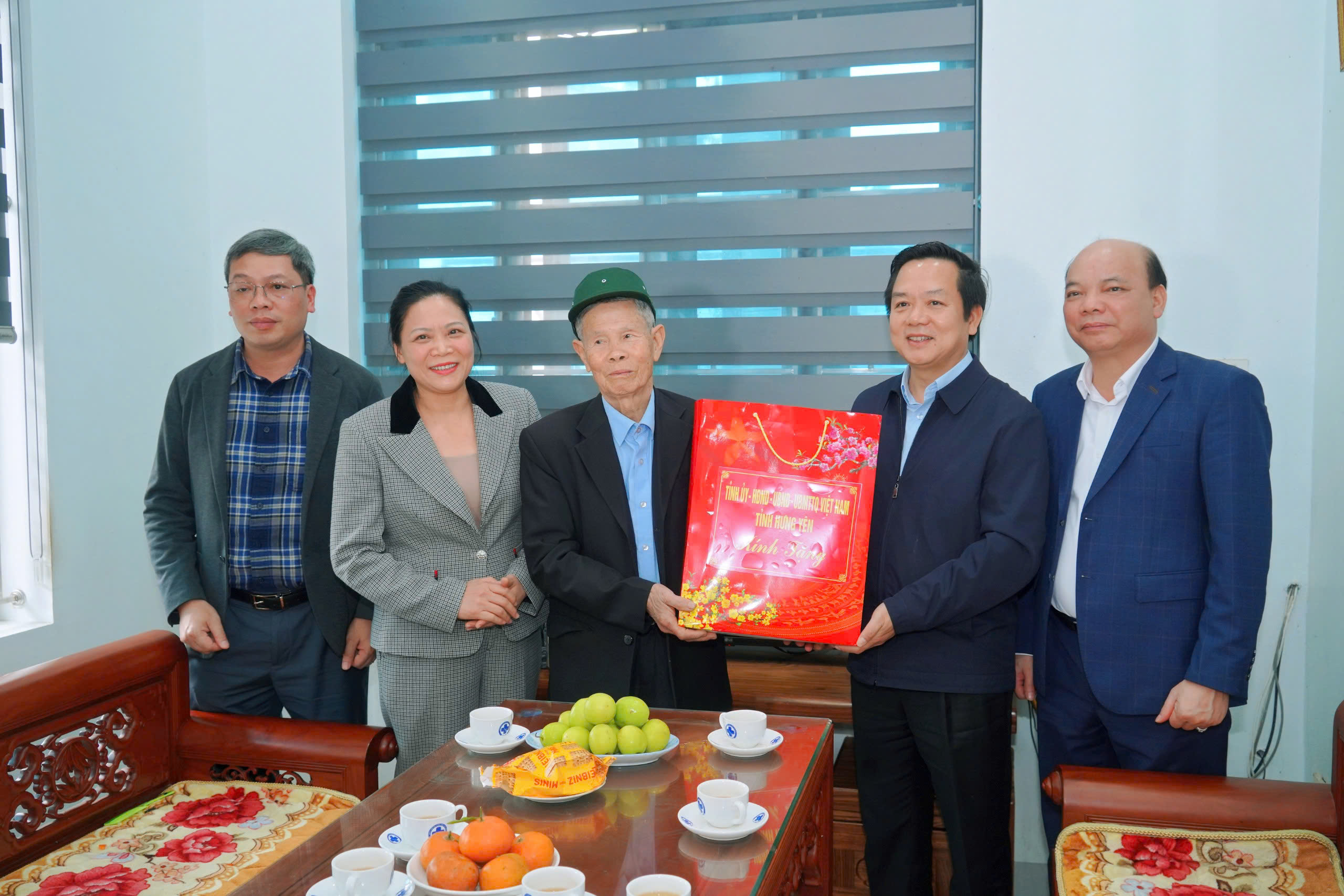 CHỦ TỊCH ỦY BAN NHÂN DÂN TỈNH HƯNG YÊN THĂM, TẶNG QUÀ CÁC ĐỐI TƯỢNG CHÍNH SÁCH TRÊN ĐỊA BÀN XÃ VŨ THƯ