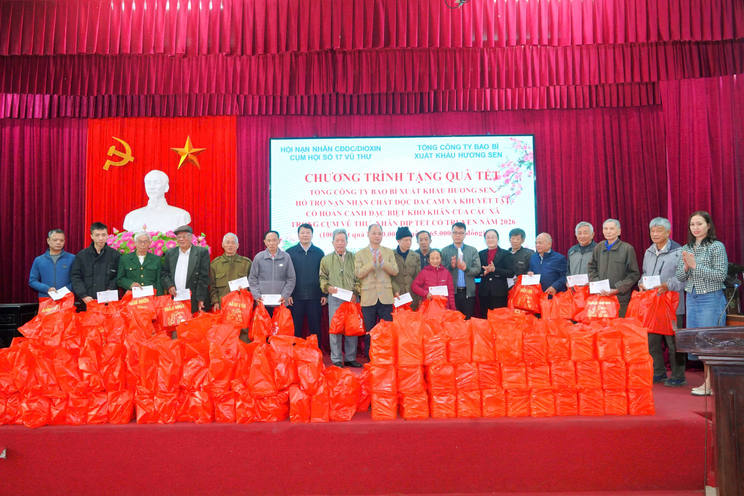 TRAO QUÀ TẾT CHO NẠN NHÂN CHẤT ĐỘC DA CAM NHÂN DỊP XUÂN BÍNH NGỌ 2026