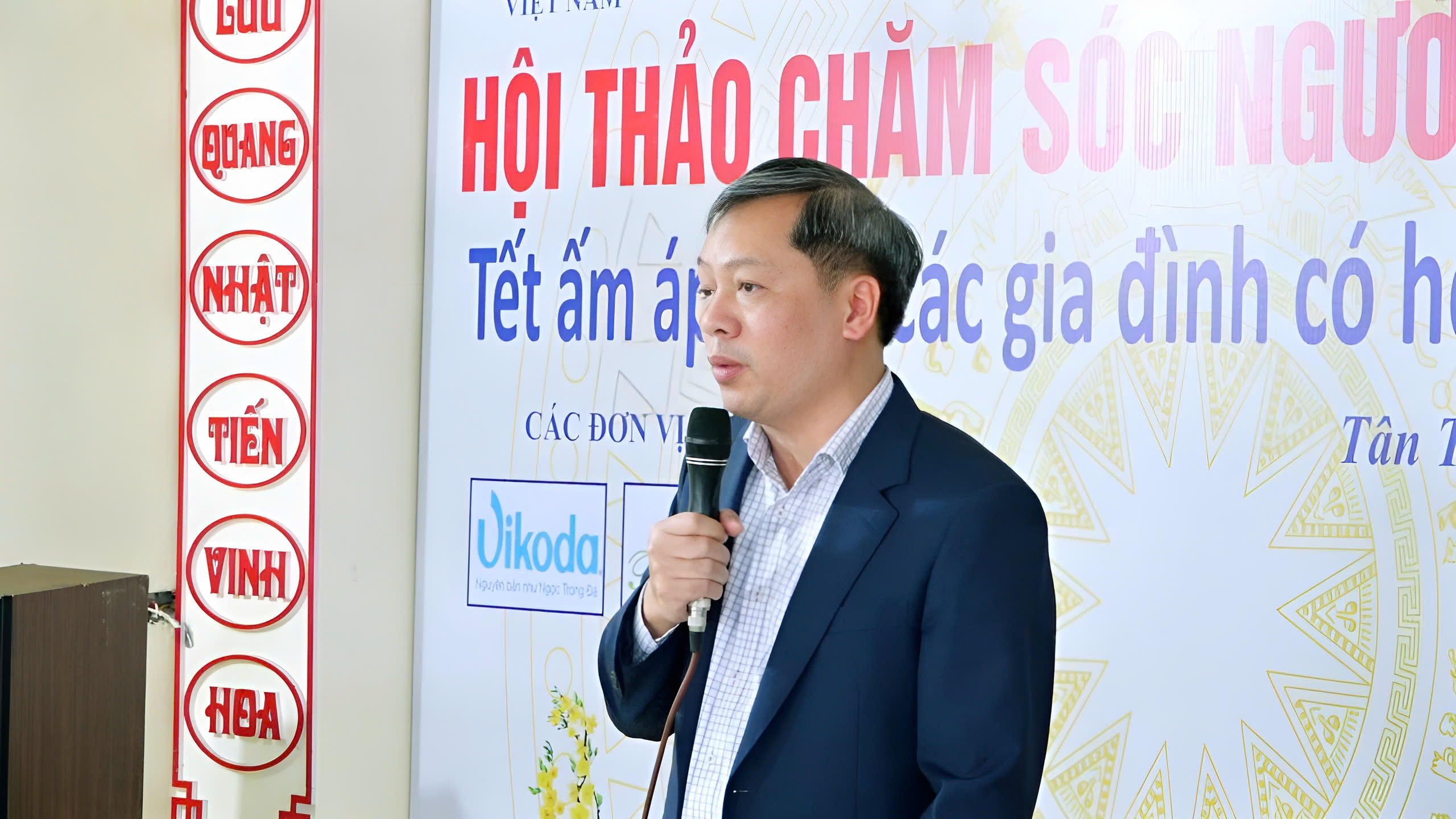Lãnh đạo xã Vũ Thư tham dự và trao quà tại chương trình “Tết ấm áp cùng các gia đình có hoàn cảnh khó khăn”