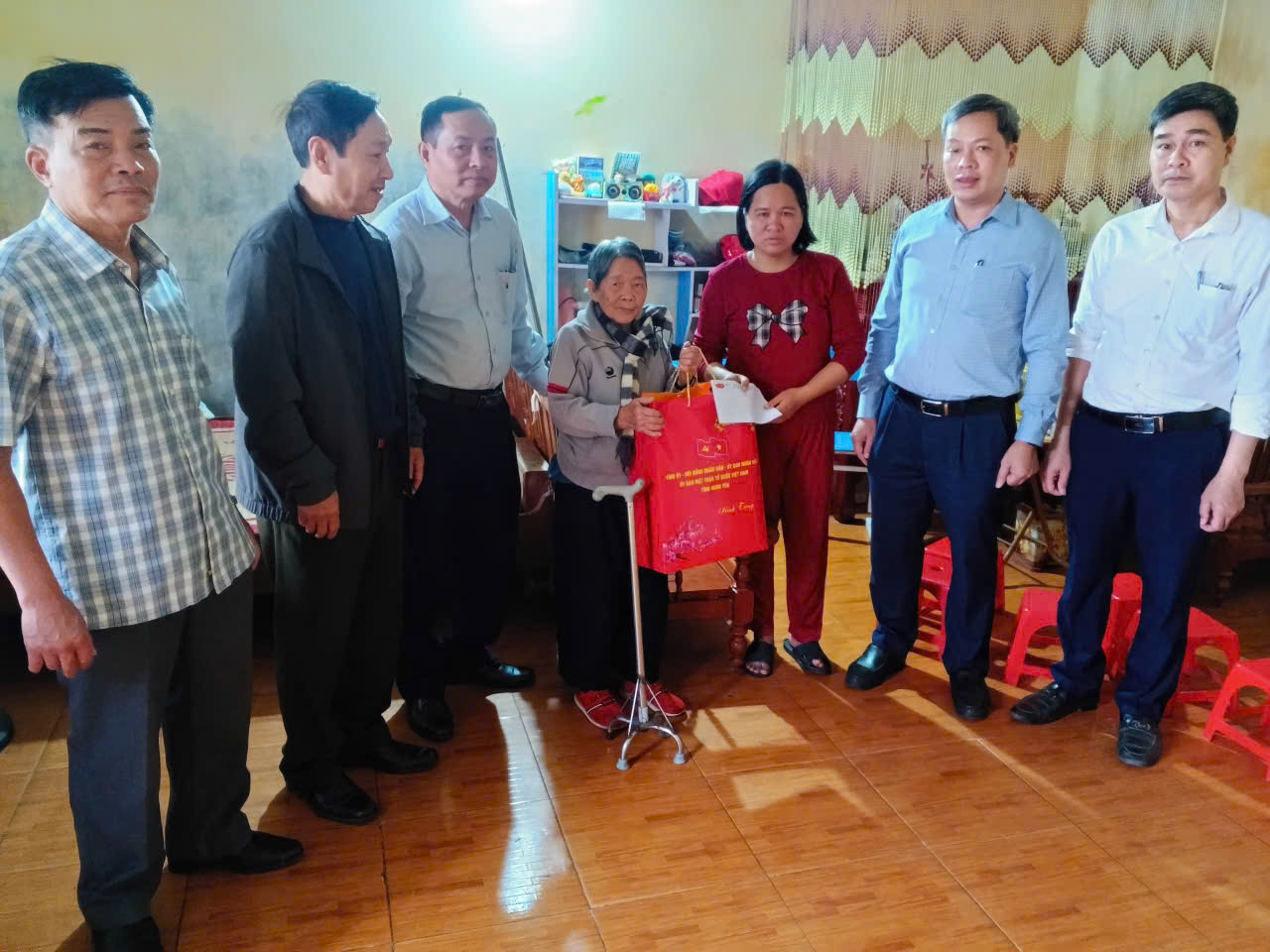 LÃNH ĐẠO XÃ VŨ THƯ THĂM, TẶNG QUÀ HỘ NGHÈO NHÂN DỊP XUÂN BÍNH NGỌ 2026