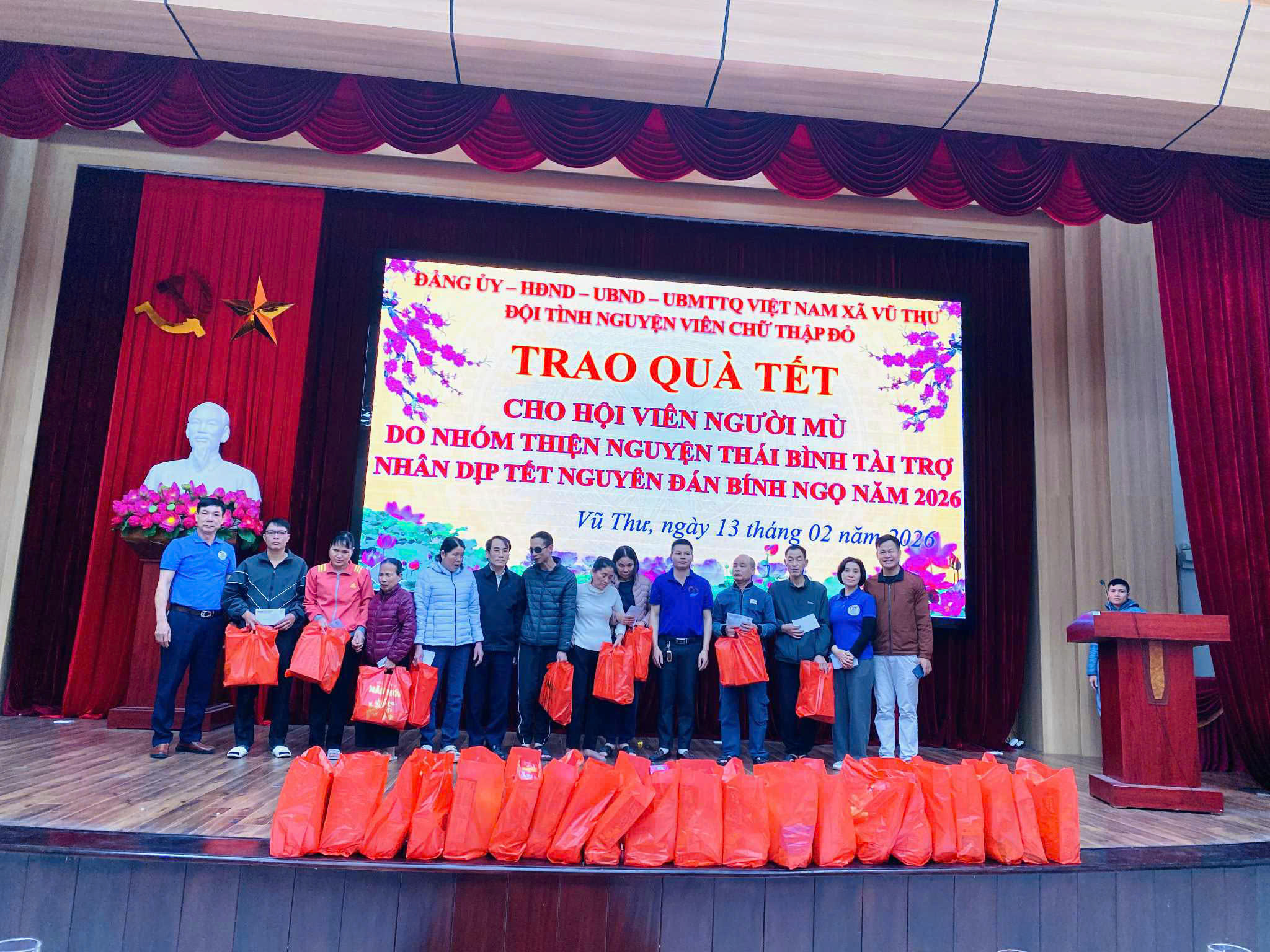 TRAO TẶNG QUÀ TẾT CHO HỘI VIÊN HỘI NGƯỜI MÙ CÓ HOÀN CẢNH KHÓ KHĂN TẠI XÃ VŨ THƯ