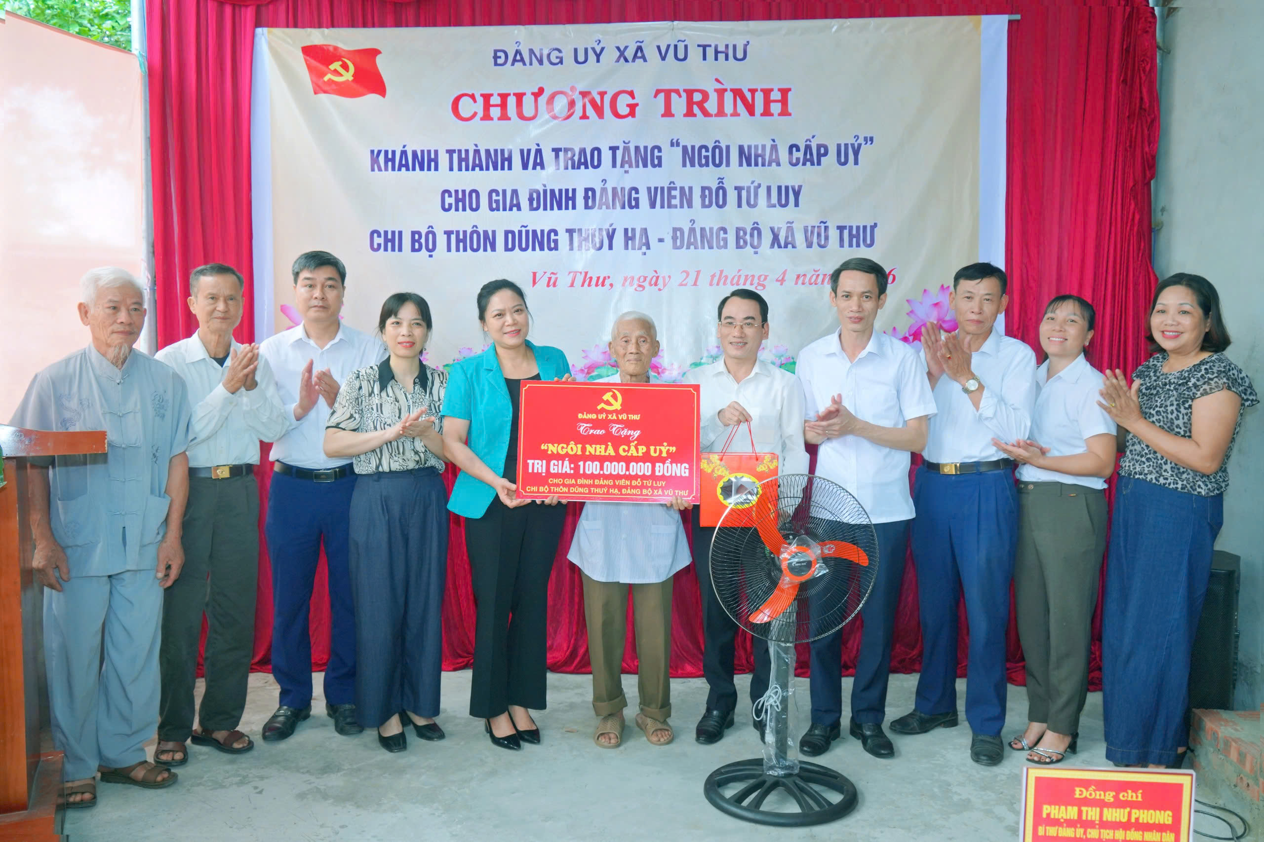 VŨ THƯ KHÁNH THÀNH, TRAO TẶNG “NGÔI NHÀ CẤP ỦY” ĐẦY NGHĨA TÌNH