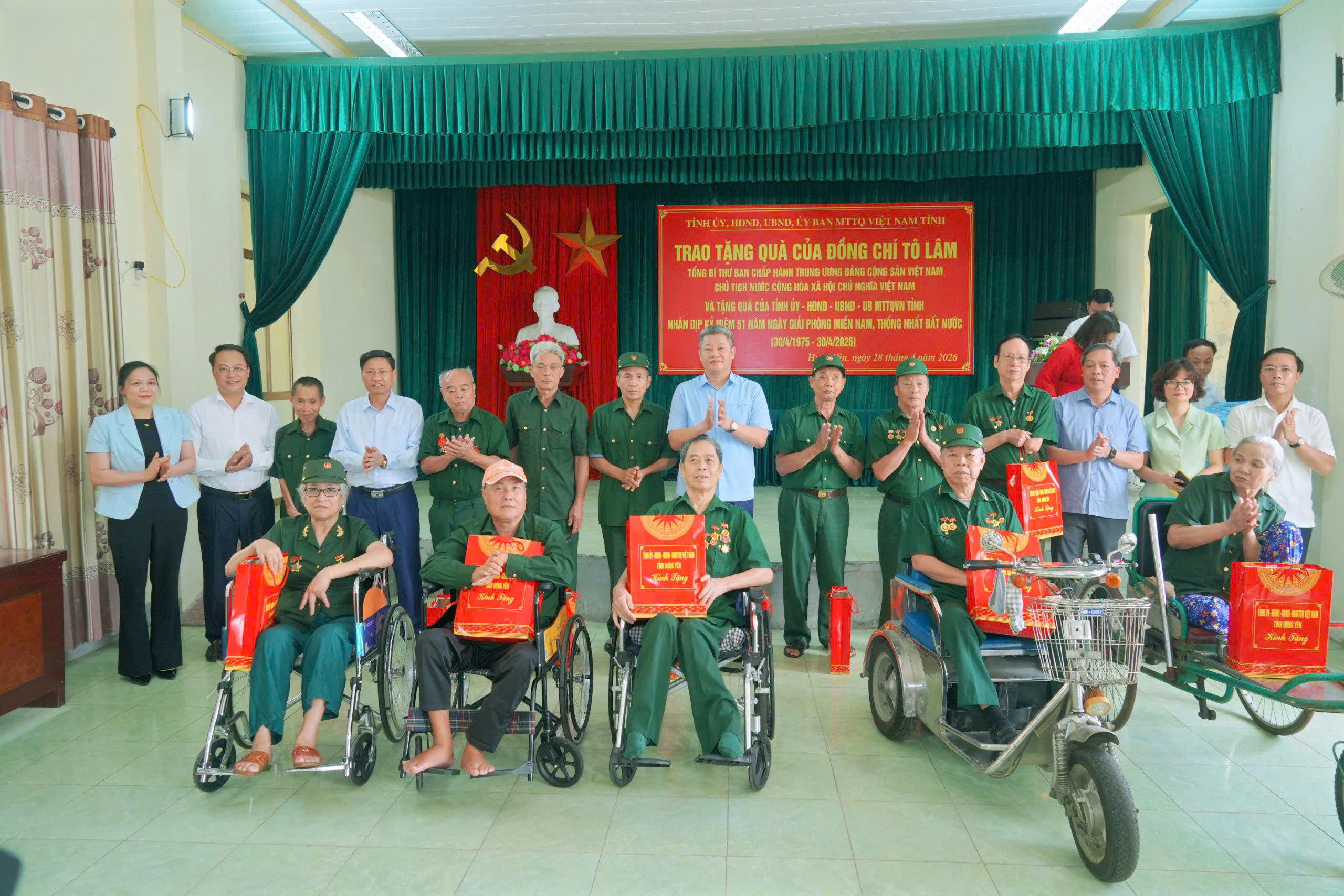 ĐỒNG CHÍ PHÓ BÍ THƯ TỈNH ỦY, CHỦ TỊCH UBND TỈNH HƯNG YÊN NGUYỄN MẠNH QUYỀN THĂM, TẶNG QUÀ TẠI TRUNG TÂM ĐIỀU DƯỠNG, CHĂM SÓC NGƯỜI CÓ CÔNG (CƠ SỞ 3) VÀ HỘ NGHÈO XÃ VŨ THƯ
