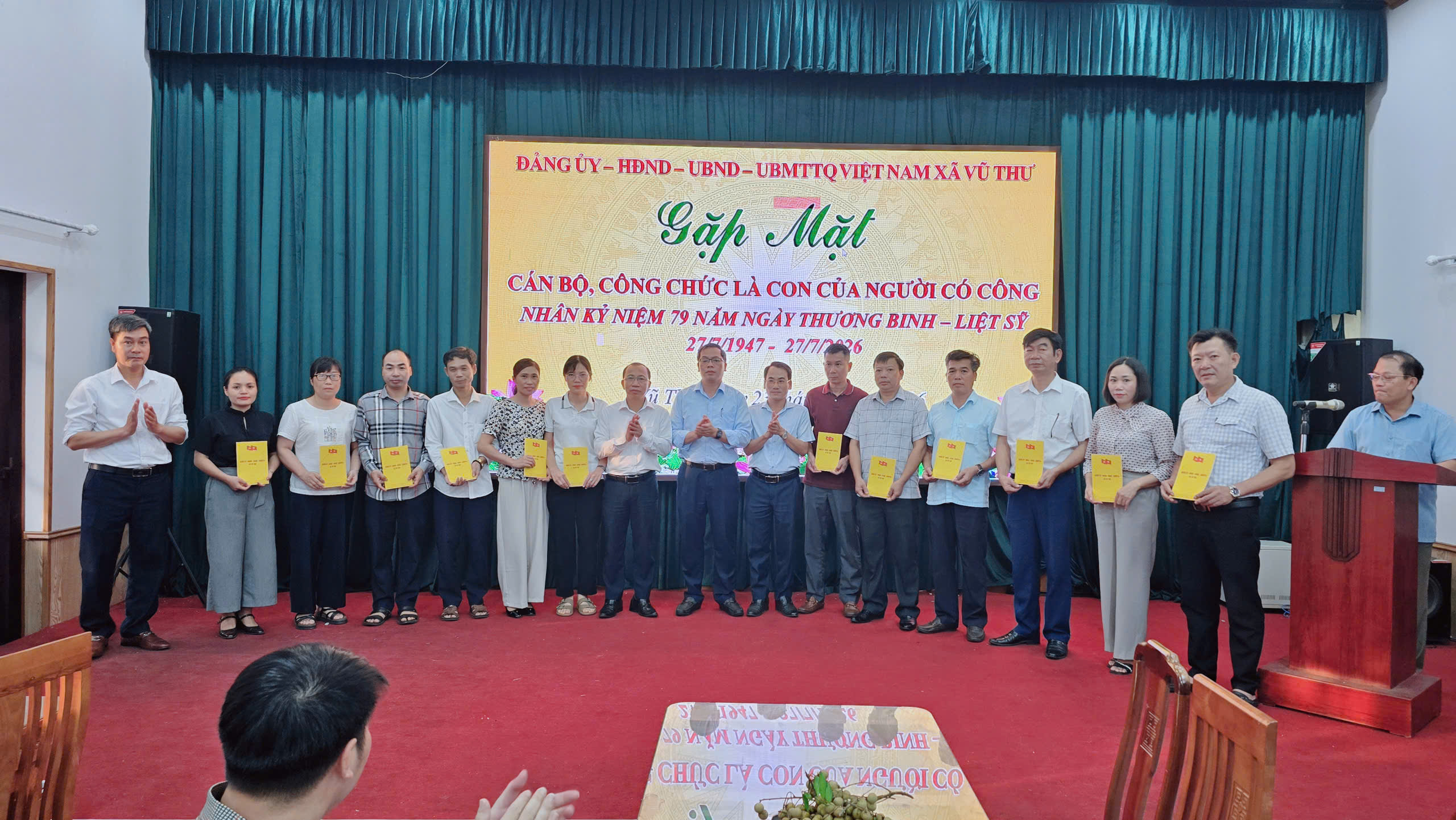 VŨ THƯ: GẶP MẶT CÁN BỘ, CÔNG CHỨC LÀ CON CỦA NGƯỜI CÓ CÔNG – TIẾP NỐI TRUYỀN THỐNG CÁCH MẠNG, LAN TỎA ĐẠO LÝ TRI ÂN