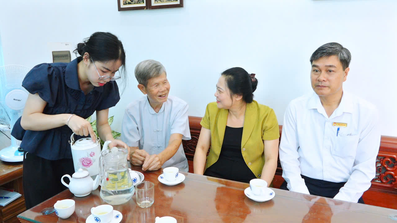 VŨ THƯ: LAN TỎA ĐẠO LÝ "UỐNG NƯỚC NHỚ NGUỒN" QUA HOẠT ĐỘNG THĂM, TẶNG QUÀ NGƯỜI CÓ CÔNG