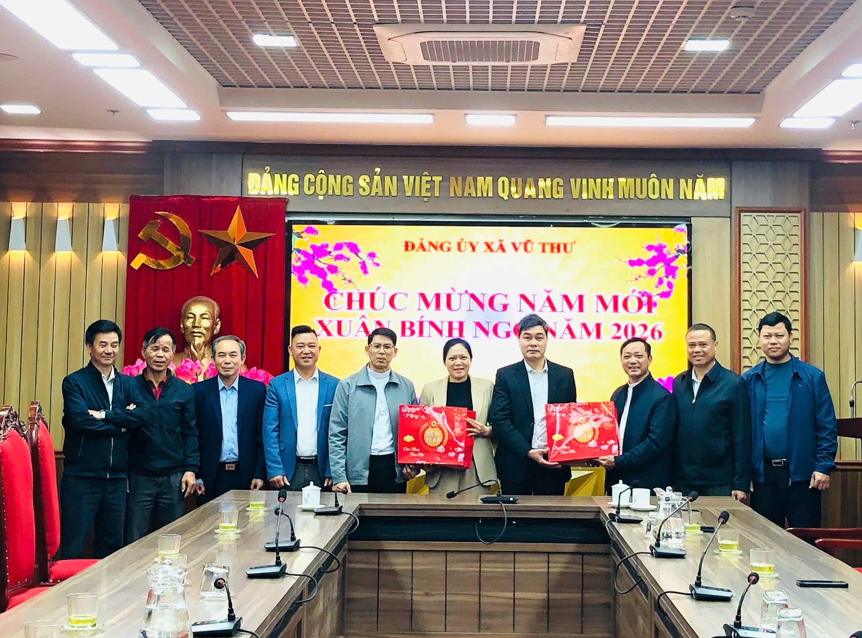 ĐOÀN LINH MỤC VÀ CHỨC SẮC, CHỨC VIỆC CÁC GIÁO XỨ ĐẾN CHÚC TẾT LÃNH ĐẠO XÃ VŨ THƯ