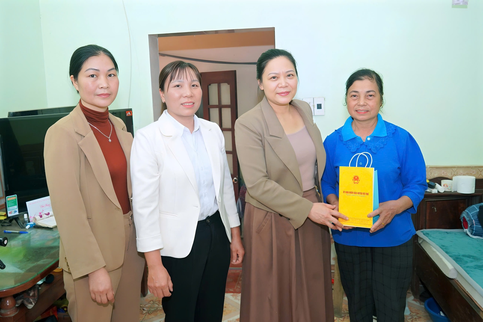 THƯỜNG TRỰC ĐẢNG UỶ XÃ THĂM, TẶNG QUÀ HỘI VIÊN PHỤ NỮ CÓ HOÀN CẢNH KHÓ KHĂN NHÂN DỊP NGÀY QUỐC TẾ PHỤ NỮ 8/3