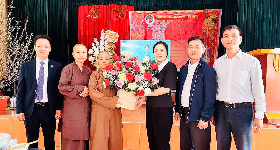 LÃNH ĐẠO XÃ VŨ THƯ THĂM, DÂNG HƯƠNG NHÂN DỊP NGÀY QUỐC TẾ PHỤ NỮ 8/3