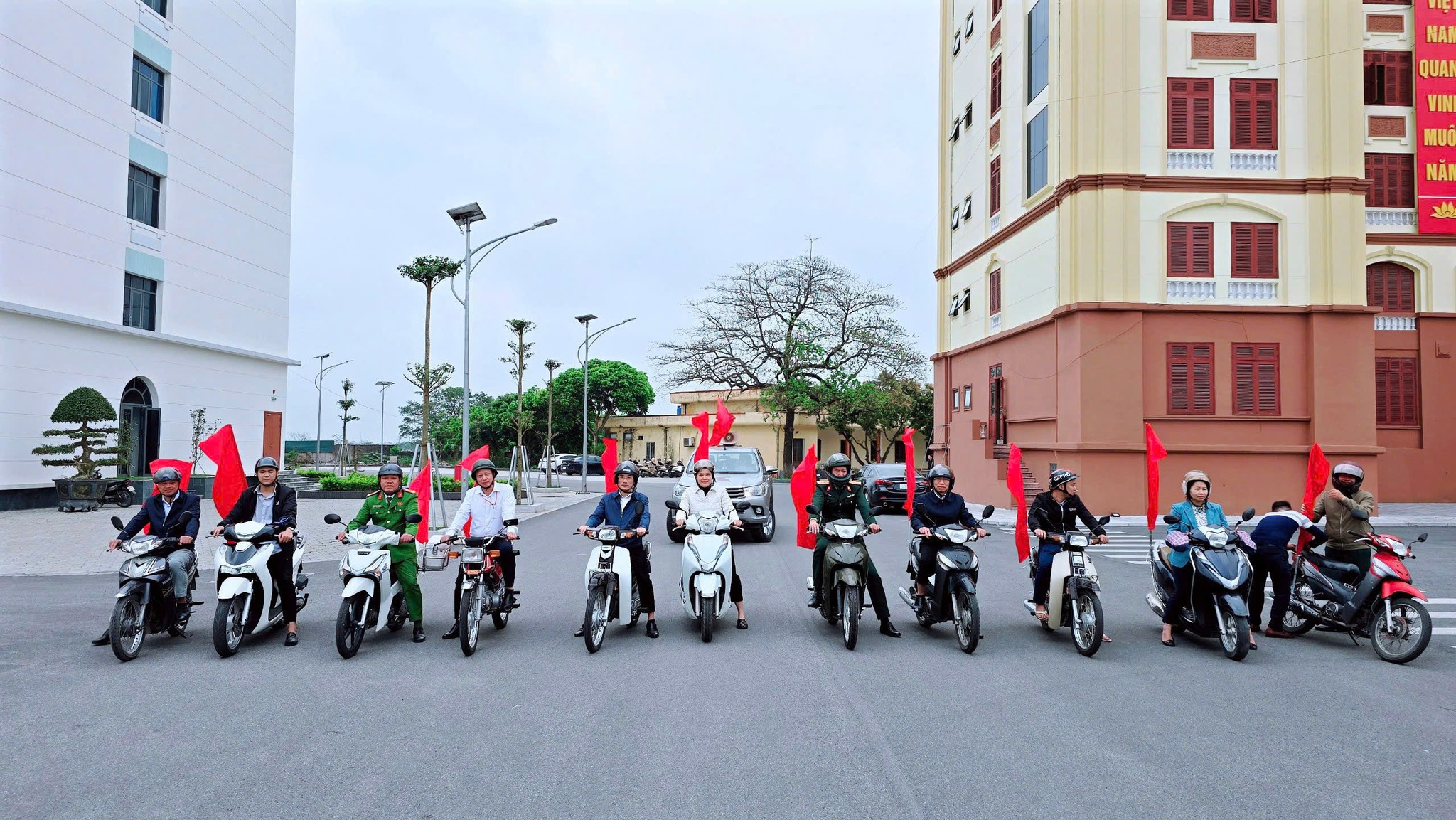 BÍ THƯ ĐẢNG UỶ XÃ VŨ THƯ, PHẠM THỊ NHƯ PHONG CÙNG CÁC ĐỒNG CHÍ LÃNH ĐẠO XÃ, CÁN BỘ CÔNG CHỨC, VIÊN CHỨC RA QUÂN TUYÊN TRUYỀN CỔ ĐỘNG CHÀO MỪNG BẦU CỬ
