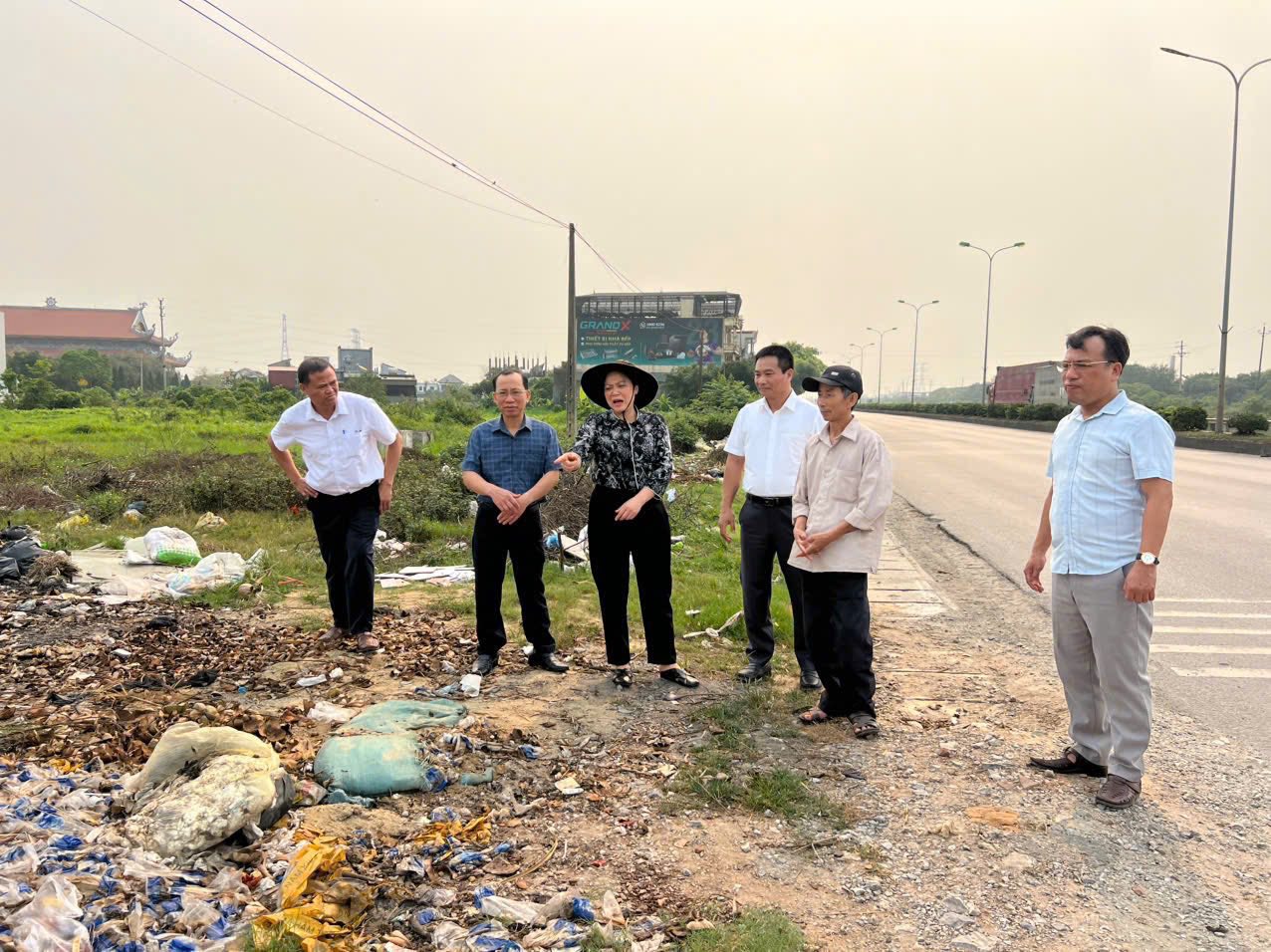 LÃNH ĐẠO XÃ VŨ  KIỂM TRA, XỬ LÝ KỊP THỜI PHẢN ÁNH VỀ TÌNH TRẠNG ĐỔ RÁC TRÁI PHÉP