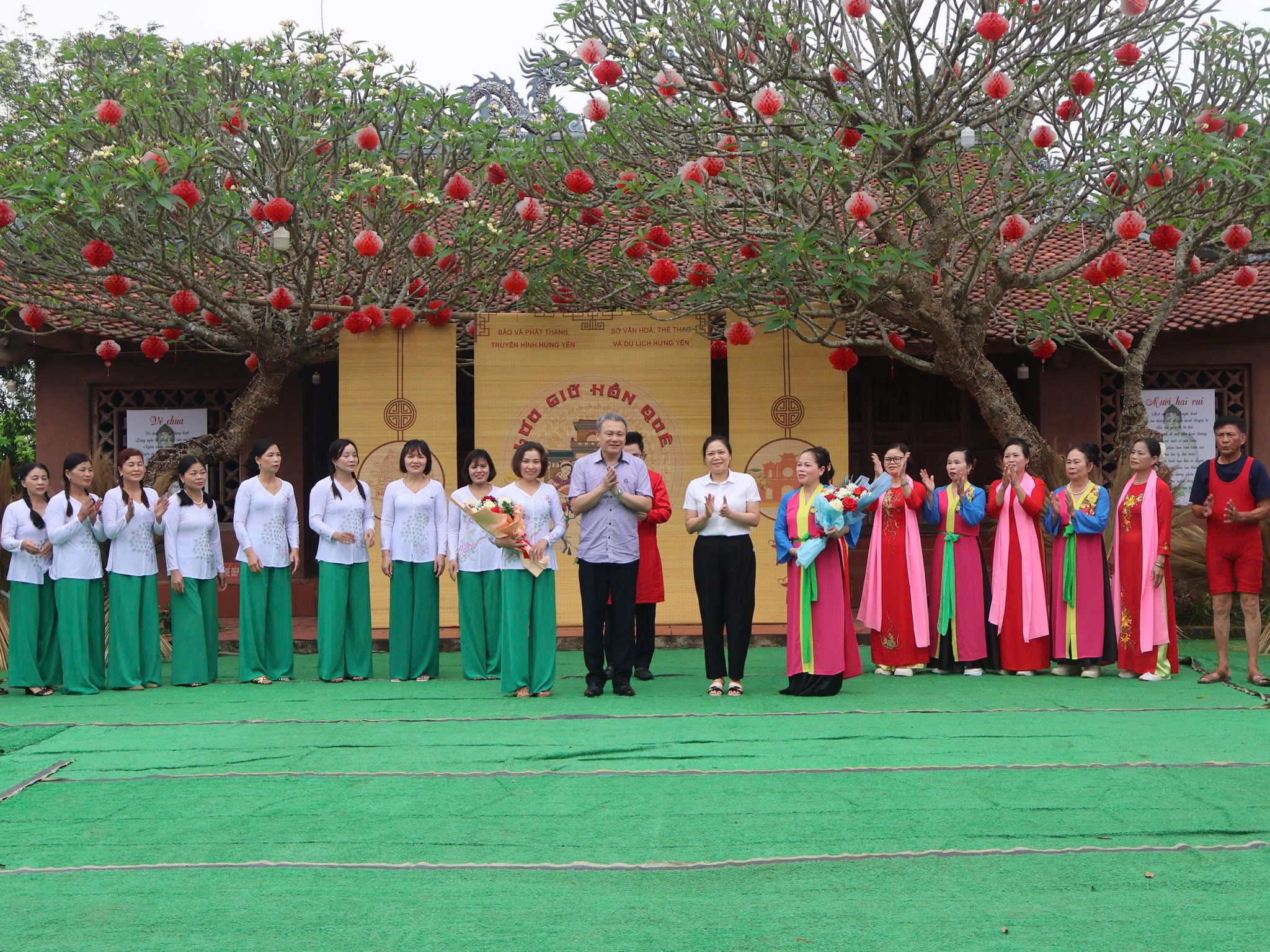 VŨ THƯ: RỘN RÀNG SÂN CHƠI “LƯU GIỮ HỒN QUÊ”
