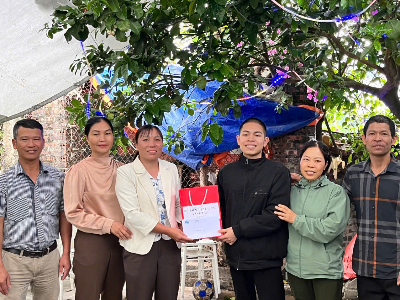 HỘI LIÊN HIỆP PHỤ NỮ XÃ VŨ THƯ VÀ CÁC CHI HỘI THĂM, TẶNG QUÀ TÂN BINH TRƯỚC NGÀY LÊN ĐƯỜNG NHẬP NGŨ