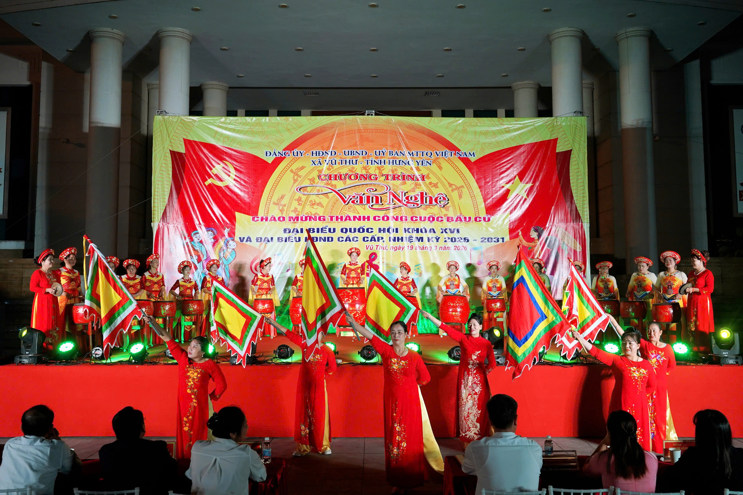 ĐÔNG ĐẢO CÁN BỘ, NHÂN DÂN THAM DỰ CHƯƠNG TRÌNH VĂN NGHỆ CHÀO MỪNG THÀNH CÔNG BẦU CỬ
