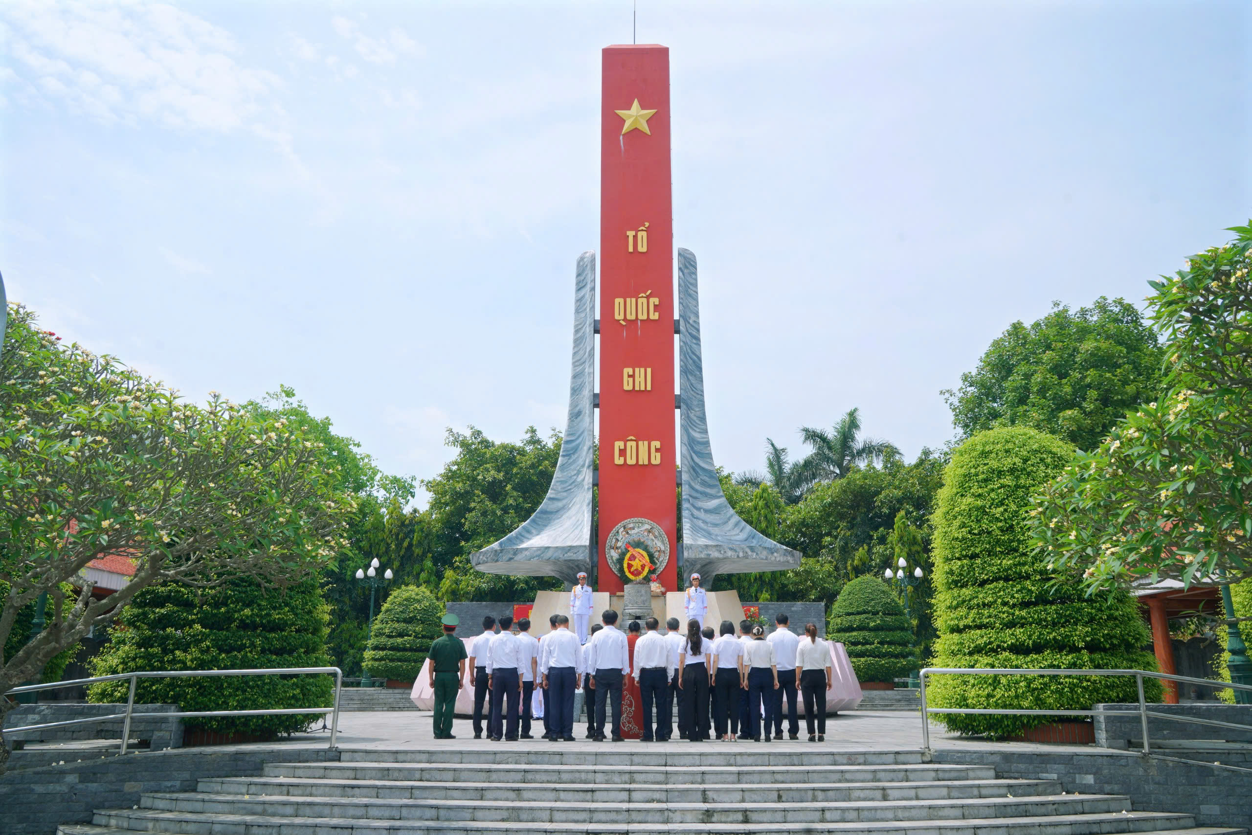 LÃNH ĐẠO XÃ VŨ THƯ DÂNG HƯƠNG TƯỞNG NHỚ CÁC ANH HÙNG LIỆT SĨ