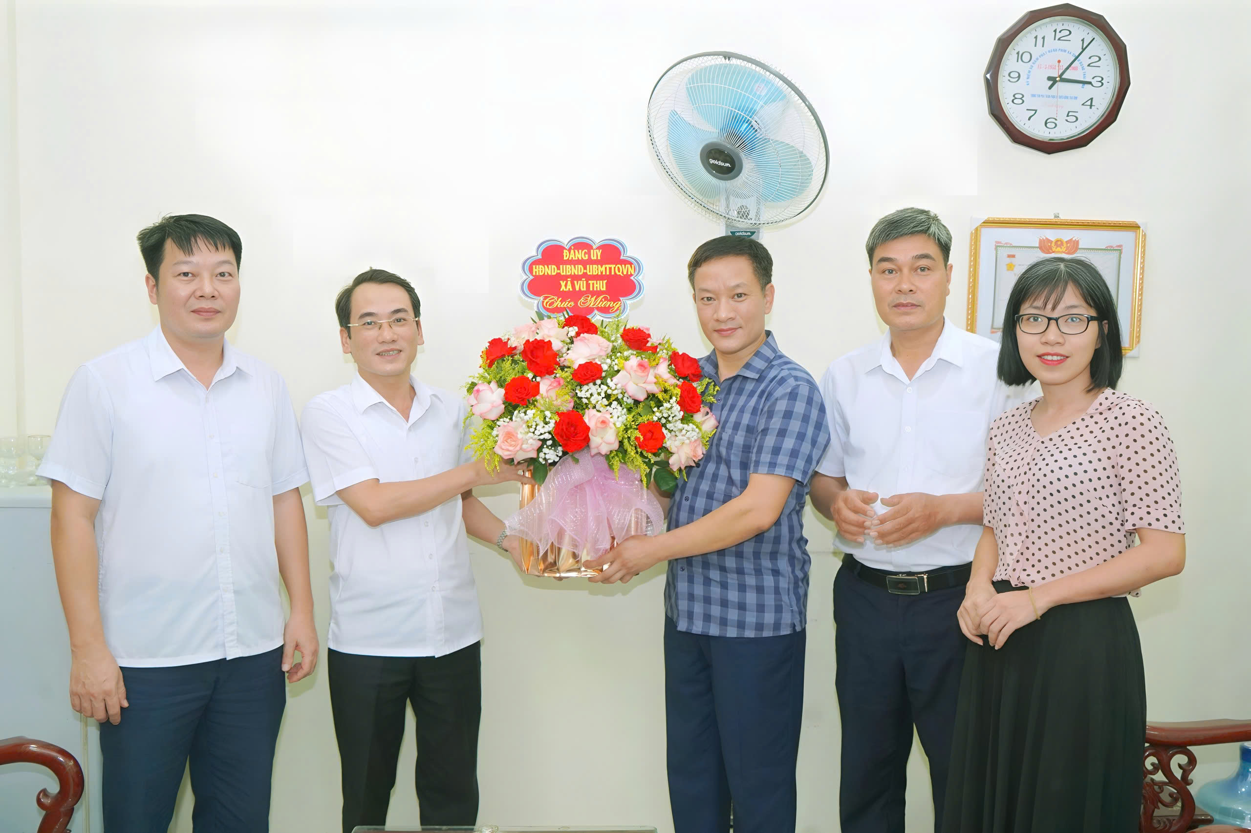 LÃNH ĐẠO XÃ VŨ THƯ THĂM, CHÚC MỪNG ĐỘI NGŨ LÀM CÔNG TÁC TRUYỀN THÔNG NHÂN NGÀY BÁO CHÍ CÁCH MẠNG VIỆT NAM