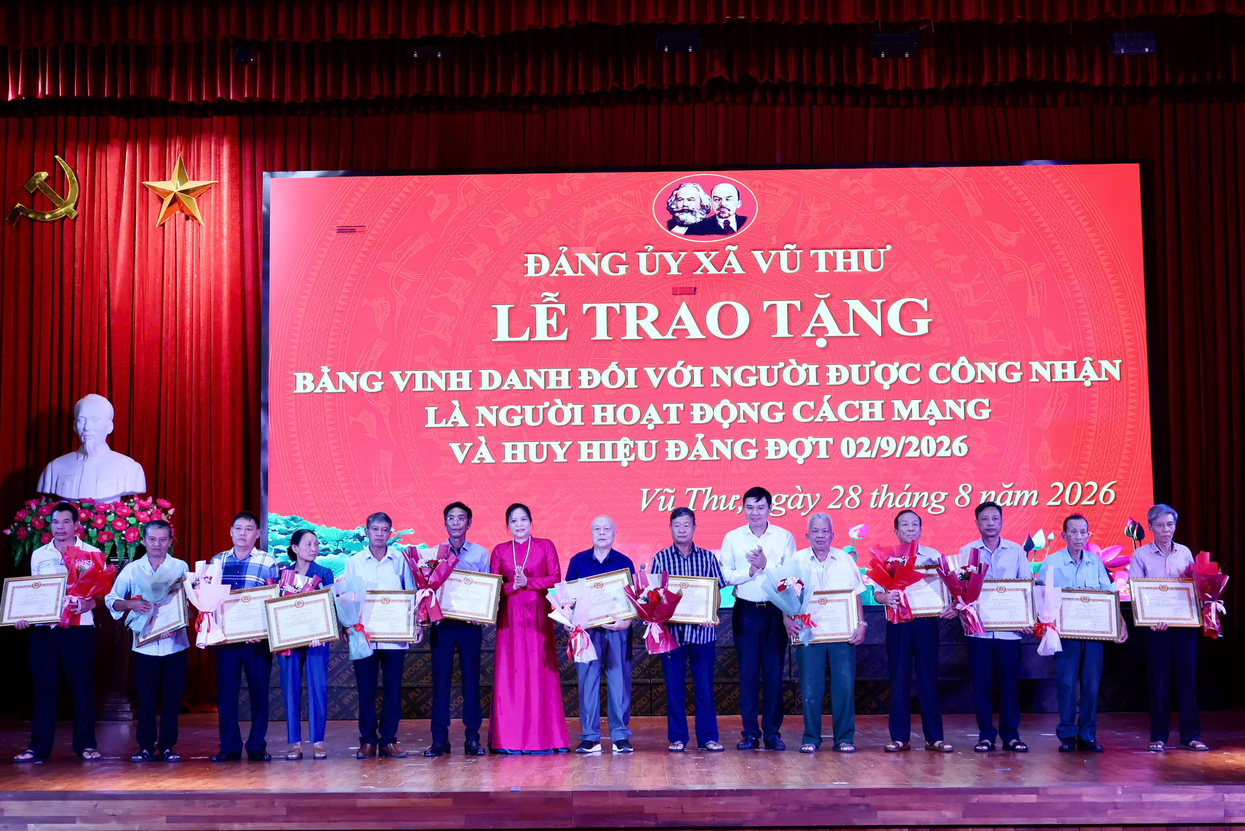 VŨ THƯ: TRANG TRỌNG LỄ TRAO BẰNG VINH DANH ĐỐI VỚI NGƯỜI ĐƯỢC CÔNG NHẬN HOẠT ĐỘNG CÁCH MẠNG VÀ HUY HIỆU ĐẢNG ĐỢT 2/9/2026.
