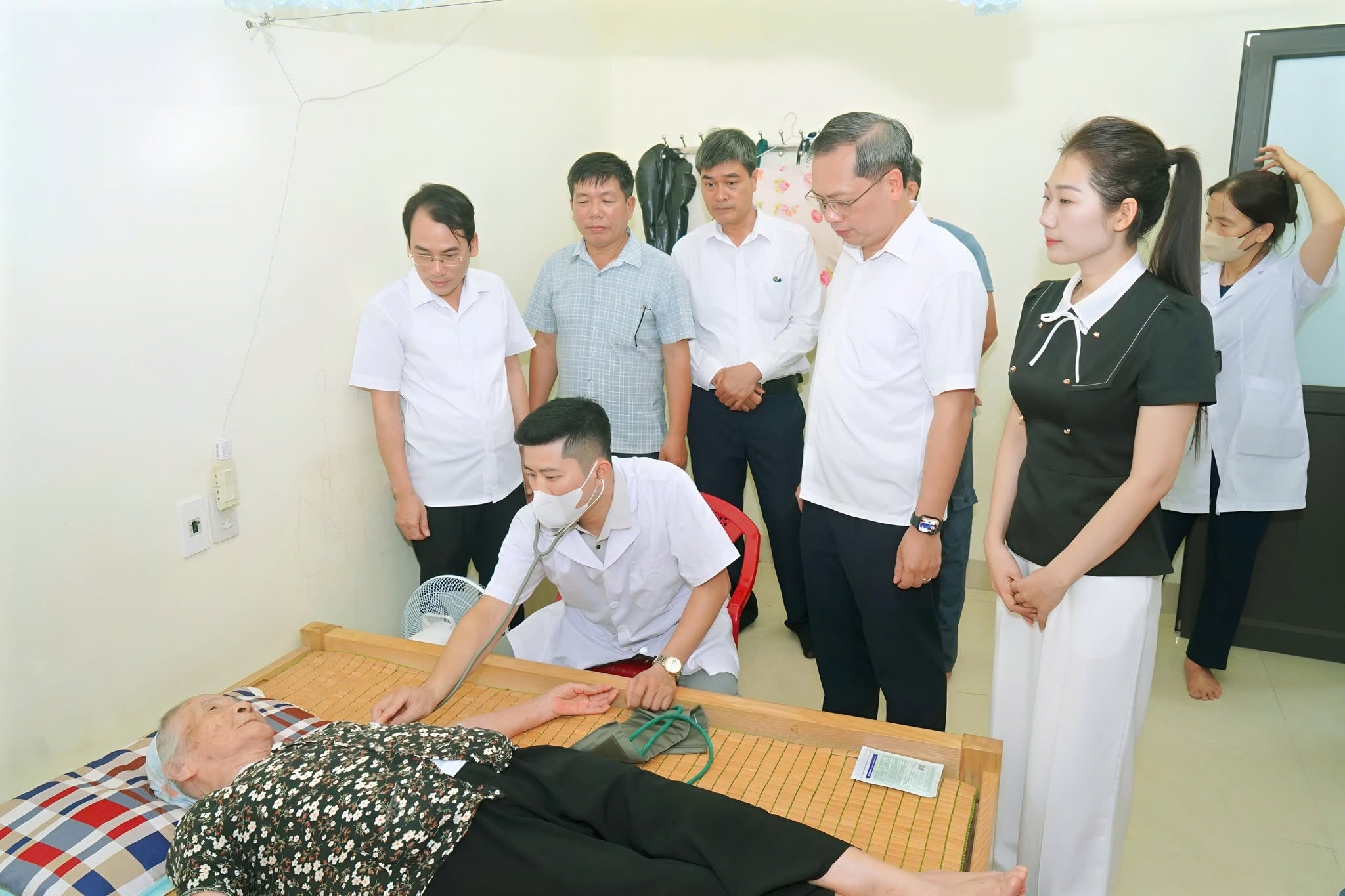 VŨ THƯ TỔ CHỨC KHÁM SỨC KHỎE TẠI NHÀ CHO NGƯỜI CAO TUỔI CÓ HOÀN CẢNH KHÓ KHĂN