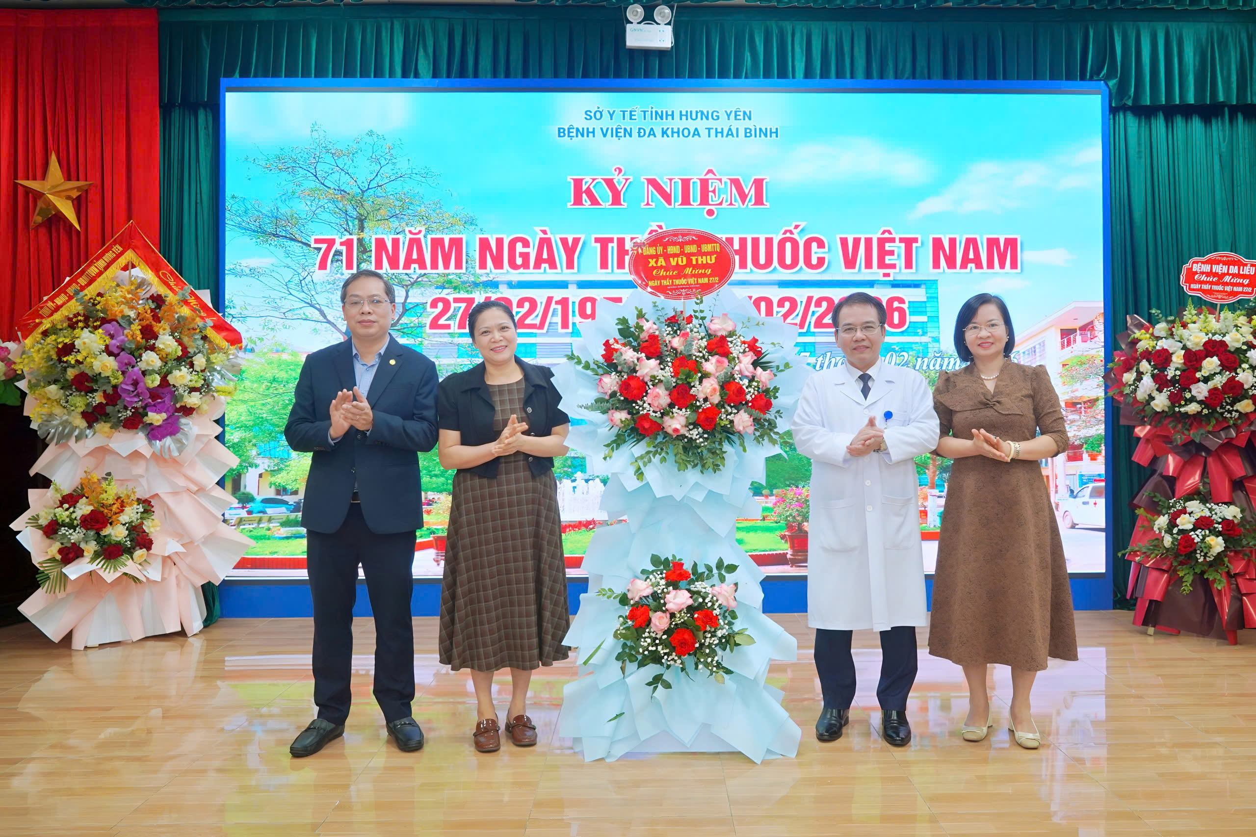 Xã Vũ Thư chúc mừng các đơn vị y tế nhân kỷ niệm 71 năm Ngày Thầy thuốc Việt Nam
