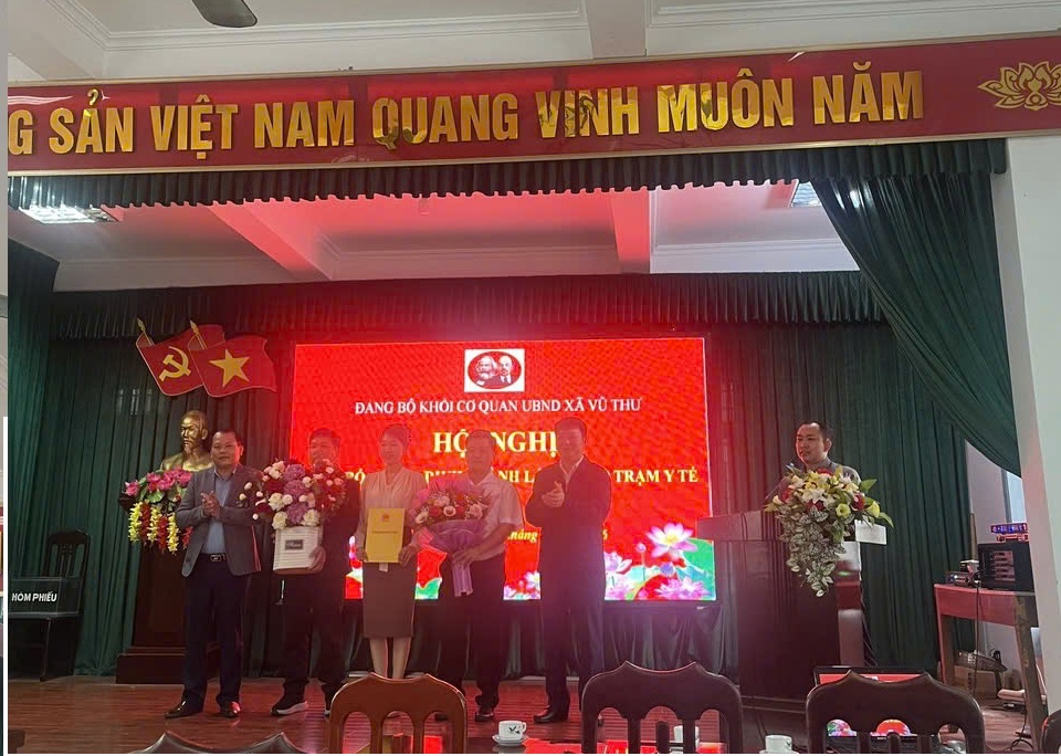 Đảng ủy khối cơ quan UBND xã Vũ Thư công bố các quyết định về công tác tổ chức Đảng tại Trạm Y tế xã