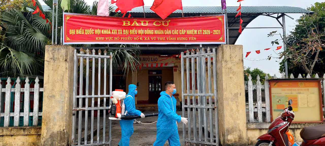 TRẠM Y TẾ XÃ VŨ THƯ TỔ CHỨC PHUN KHỬ KHUẨN CÁC KHU VỰC BỎ PHIẾU PHỤC VỤ CÔNG TÁC BẦU CỬ