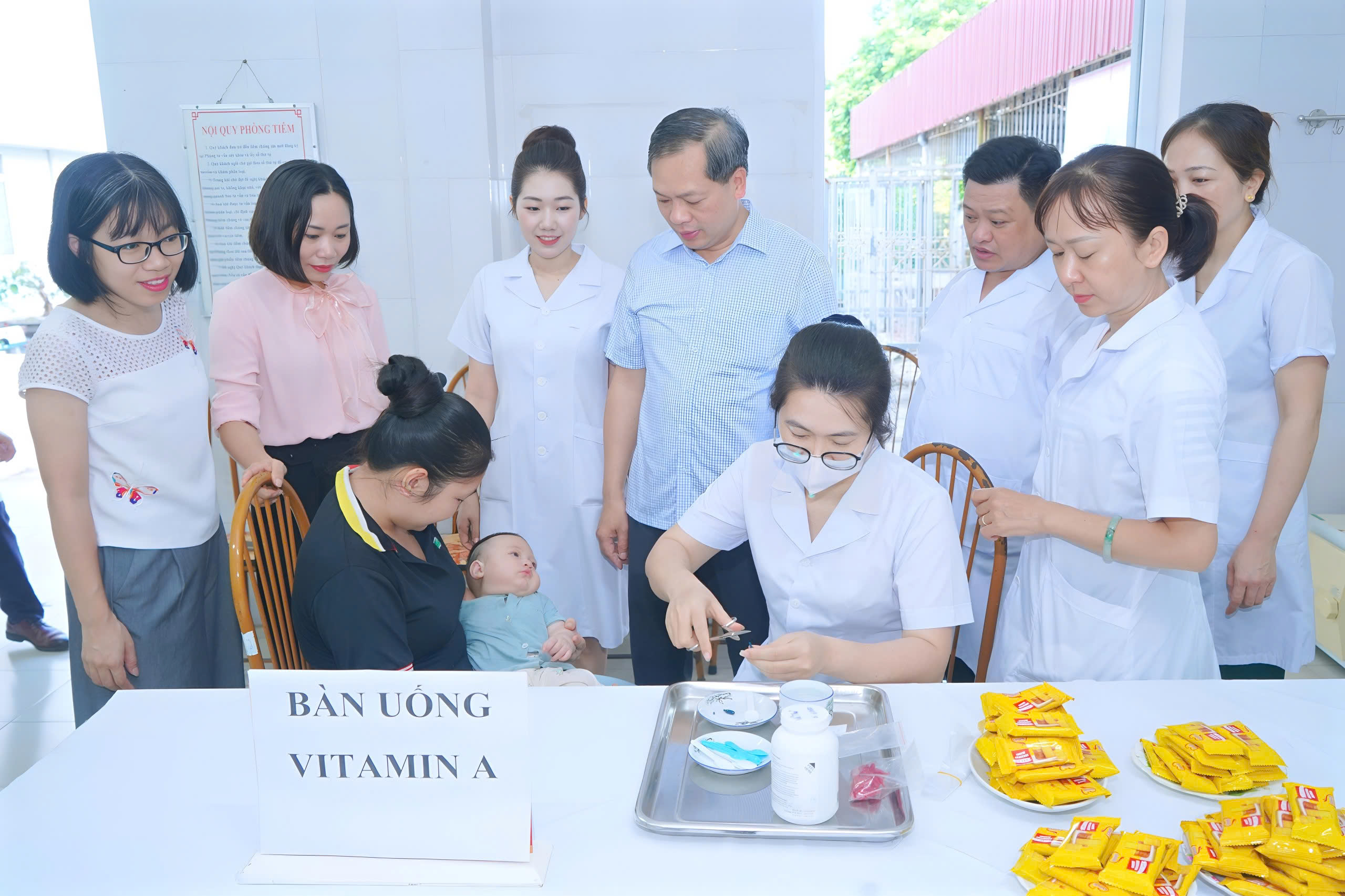 Lãnh đạo xã Vũ Thư thăm, tặng quà thiếu nhi và kiểm tra Chiến dịch Ngày vi chất dinh dưỡng